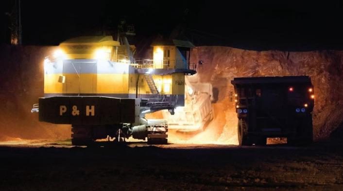 Carguío nocturno de mineral bajo iluminación solar