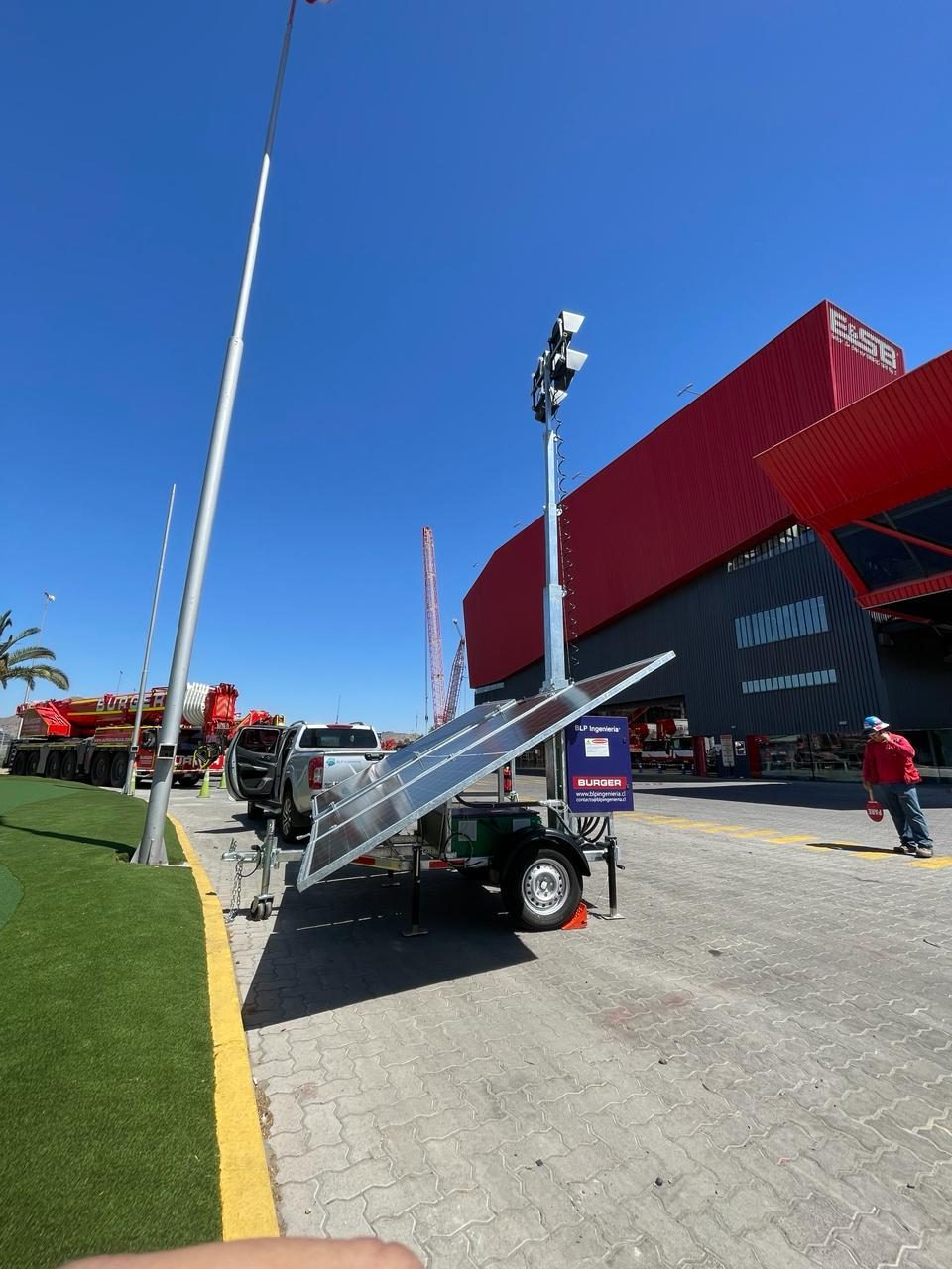 Torre solar en obra comercial