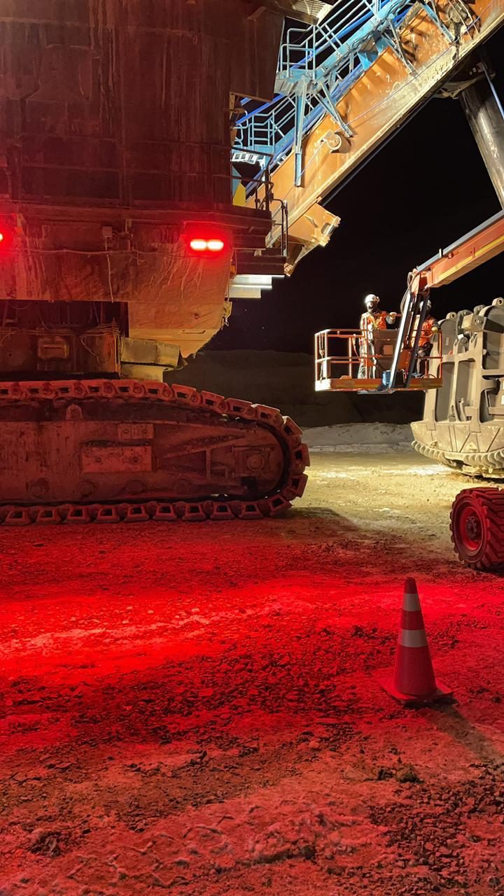Perímetro de seguridad proyectado junto a pala minera