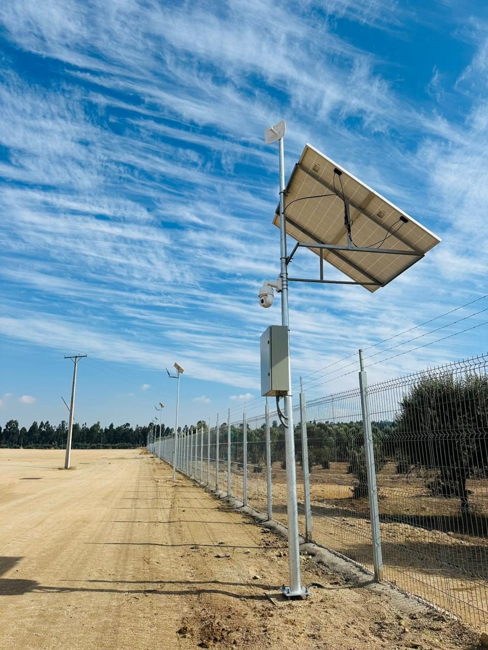 Poste solar con cámara de televigilancia en cerco perimetral