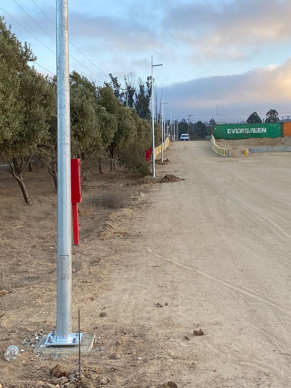 Poste metálico galvanizado instalado en terreno