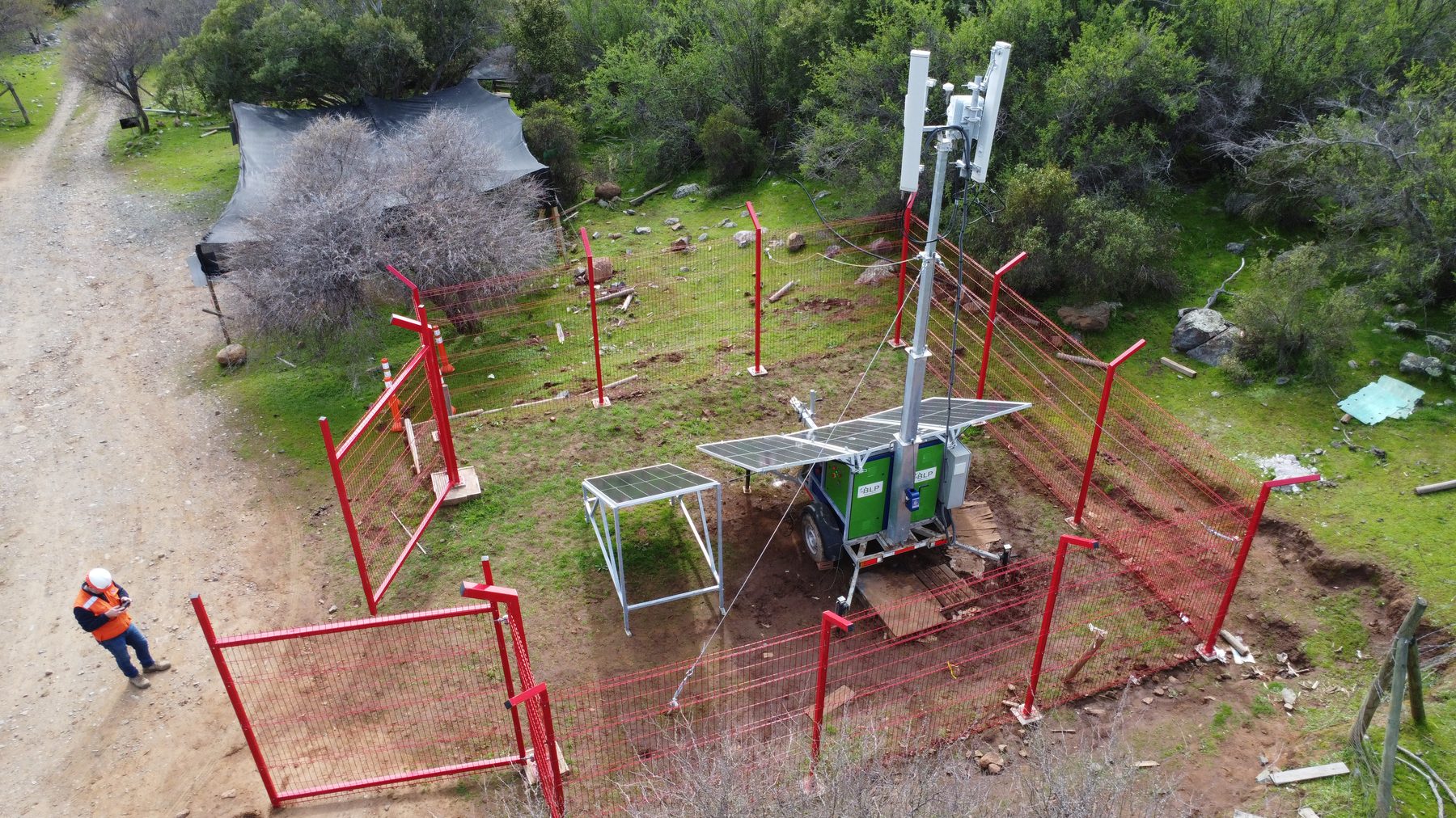 Sitio de telecomunicaciones solar junto a embalse