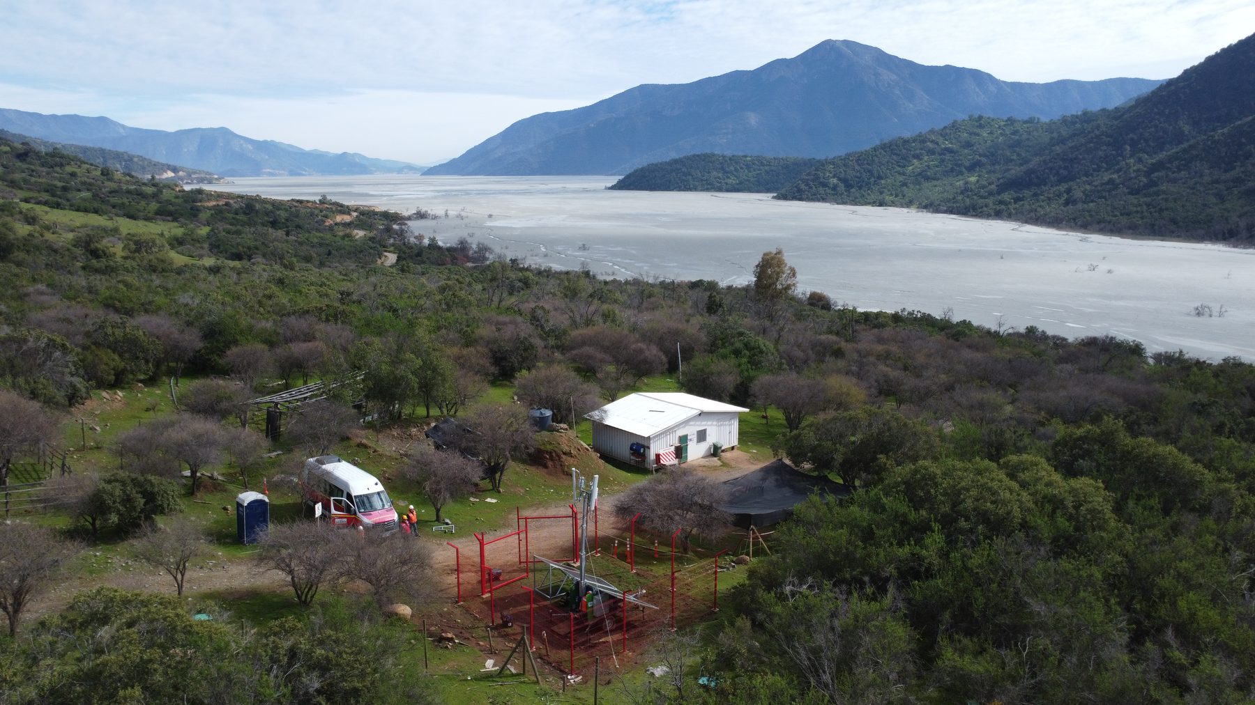 Instalación de sitio solar en terreno de montaña